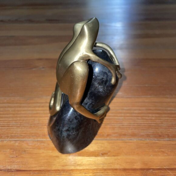 Bombay Brass Tree Frog on Black Rock Sculpture Home Office Free Standing - Picture 3 of 12